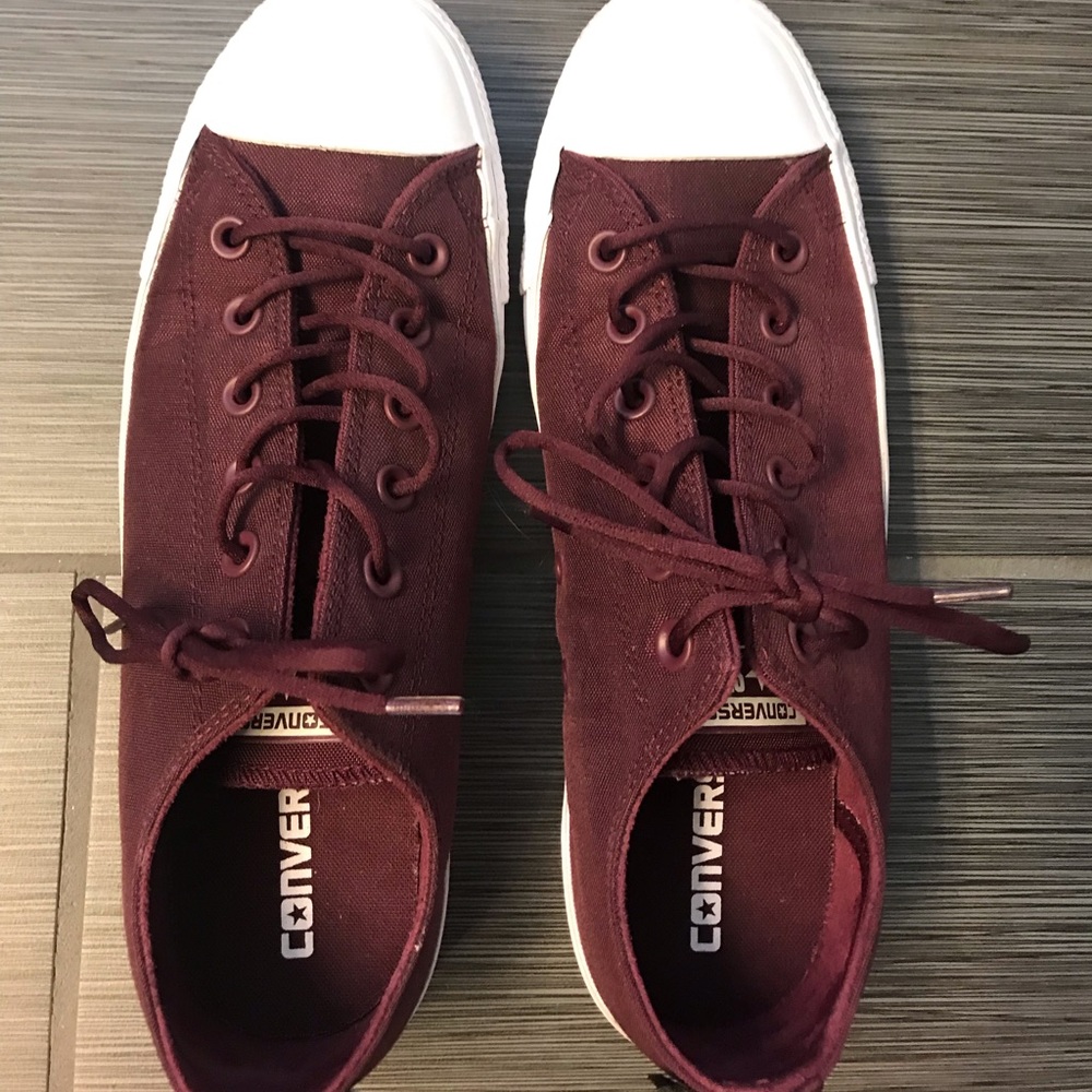 Converse maroon low top shoes worn once!